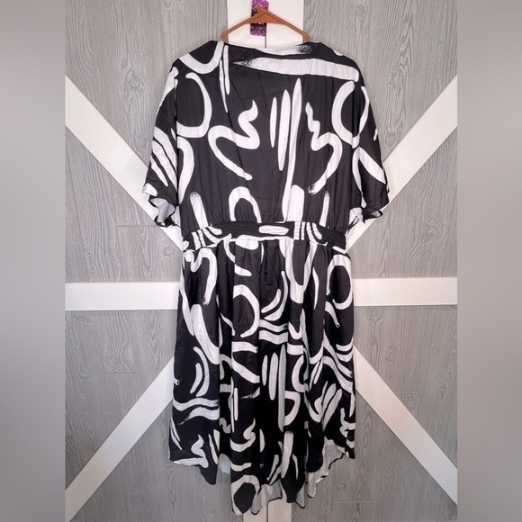 180. NWT Bloomchic Black/White Faux Wrap Dress 18/20 (2X) - Picture 4 of 4